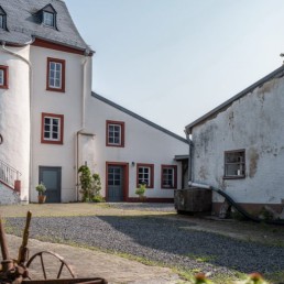 Hof der alten Burg Hersdorf in der Eifel